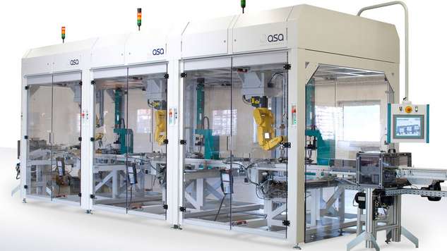 [Translate to China:] Assembly line consisting of three robot cells with three press stations