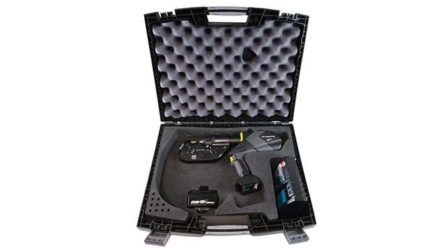 Safely stored: Handheld tongs, charging unit and clinching tools have their fixed place in the handy case.